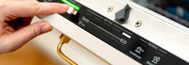 Person stellt Spülmaschinenprogramm ein